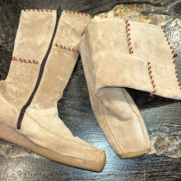 Luichiny ITALY 40 TAN SUEDE leather tall boots Embossed FLOWERS Square Toe 7 USA - Picture 11 of 16